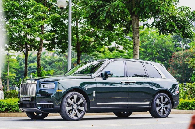 Siêu xe Rolls-Royce Cullinan màu xanh lục bảo lại xuất hiện tại Việt Nam, nhanh chóng có đại gia chốt đơn