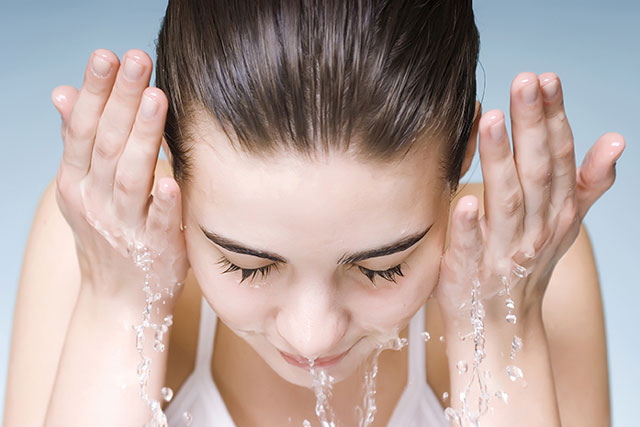 Tường tận các bước rửa mặt bằng nước muối