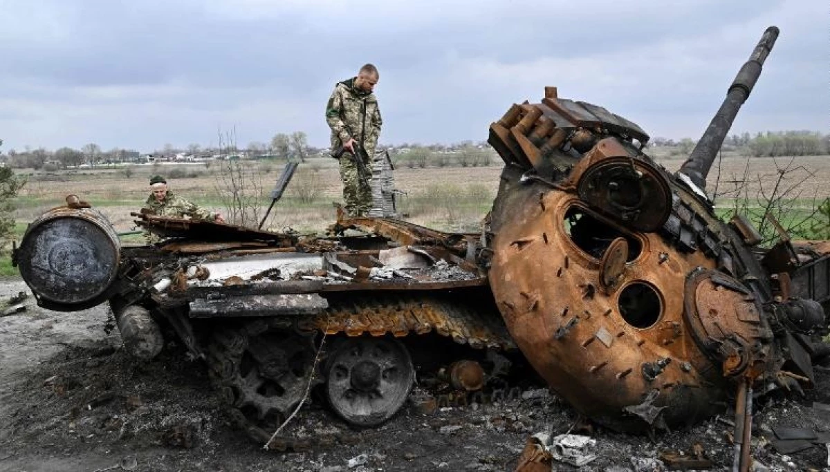 Một chiếc xe tăng được cho là của Nga bị bắn cháy trên chiến trường Ukraine. Xe cháy rụi, tháp pháo bung ra. Ảnh: Savilov.