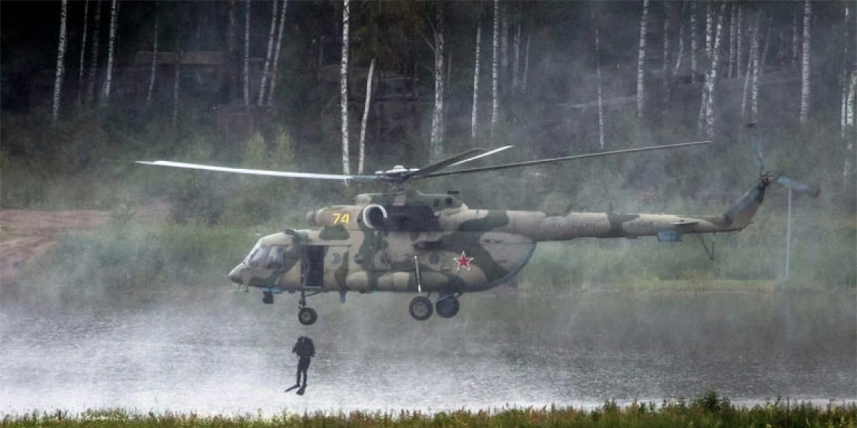 16 trực thăng Mi-17: Các trực thăng Mi-17 là những phương tiện vận chuyển tối ưu được sử dụng để di chuyển các lực lượng. Ngoài việc vận chuyển các quân nhân, Mi-17 có thể được trang bị pháo và tên lửa. Những chiếc trực thăng này trên thực tế được mua từ một nhà xuất khẩu vũ khí nhà nước của Nga vào đầu những năm 2010 với mục đích là dành cho Afghanistan. Vào thời điểm đó, các nghị sĩ Mỹ đã giận dữ bởi thương vụ này, cho rằng Lầu Năm Góc nên chọn một nhà sản xuất Mỹ. Tuy nhiên, Mỹ đã chọn các trực thăng của Nga bởi chúng không quá đắt đỏ và các phi công Afghanistan biết cách sử dụng chúng.
