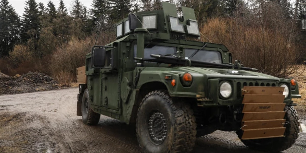 Hàng trăm xe đa dụng với tính năng di động cao (HMMWV): HMMWV, còn được gọi tắt là Humvee, là những phương tiện hạng nhẹ chạy bằng dầu diesel được sử dụng trong quân đội của khoảng 50 quốc gia.