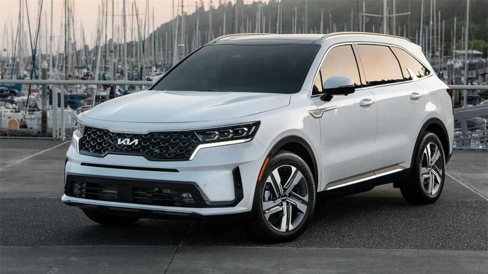 Kia Sorento mang logo mới của hãng xe Hàn Quốc.