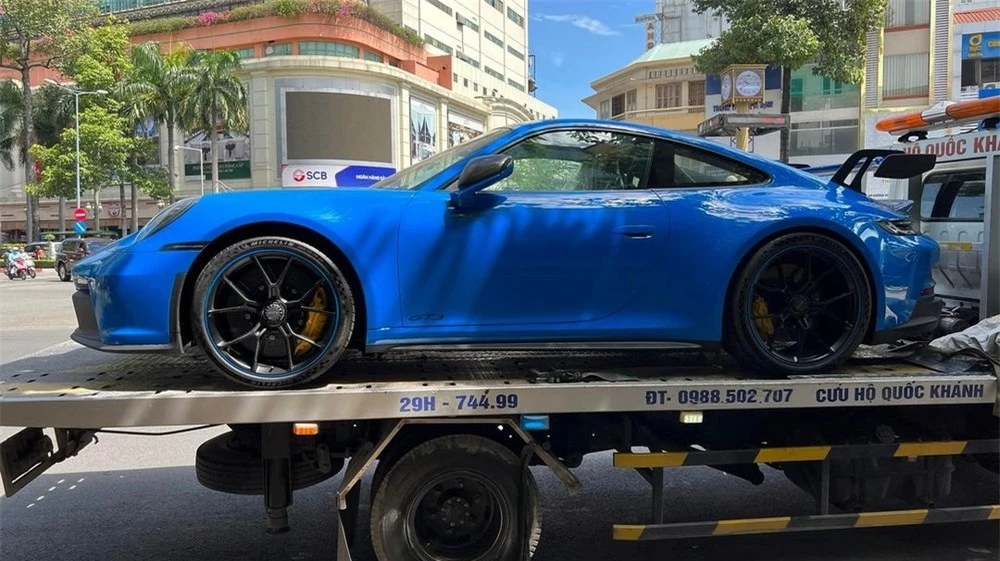 Và đây là chiếc xe Porsche 911 GT3 2022 mới xuất hiện tại 1 công ty nhập khẩu tư nhân và cũng là xe Porsche 911 GT3 thế hệ 992 thứ 4 tại Việt Nam, logo GT3 bên cửa xe không có đề-can màu đen