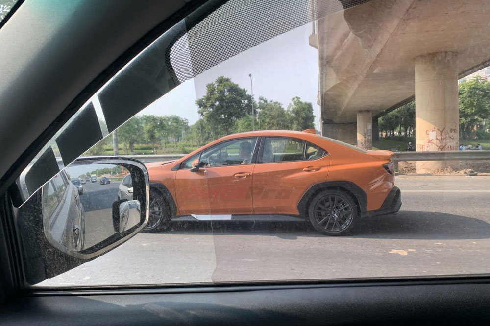 Subaru WRX 2022 sắp được bán chính hãng tại Việt Nam bị bắt gặp lăn bánh tại Hà Nội