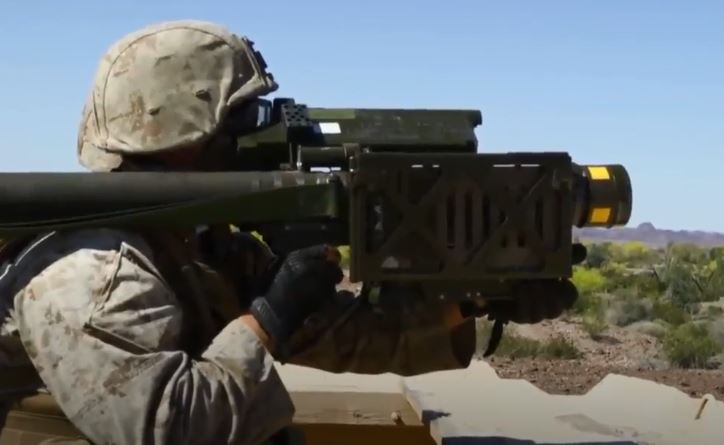 Tên lửa phòng không vác vai Stinger bay vút lên trời và làm nổ tung UAV