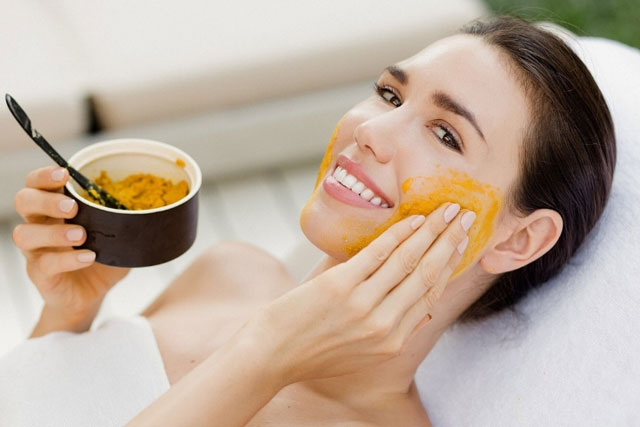 Chăm sóc da mặt sau sinh chỉ với bột nghệ