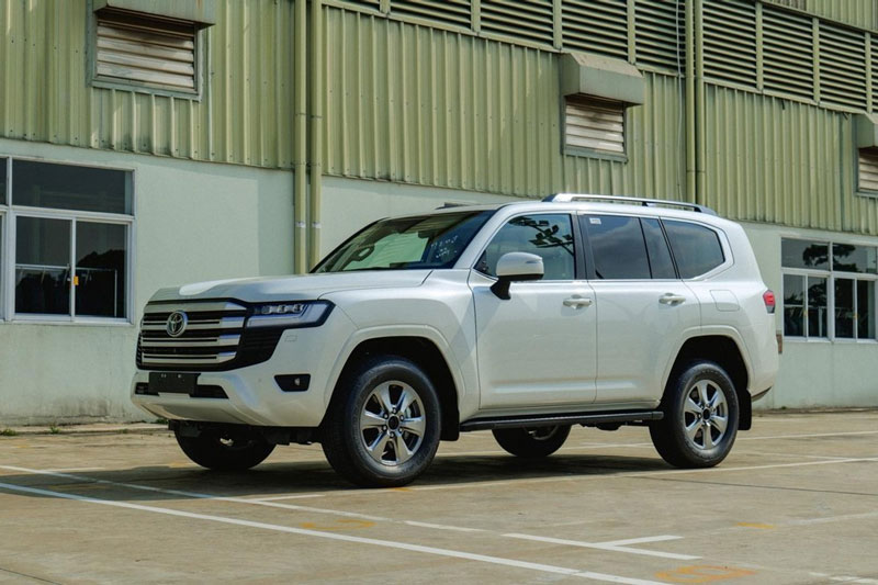 Toyota Land Cruiser 2022 kèm “lạc” kỷ lục tại đại lý, tiền chênh đủ mua thêm một chiếc Camry