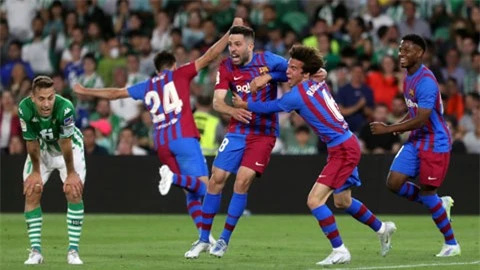 Jordi Alba (giữa) ăn mừng bàn thắng ở phút 90+4, giúp Barca đánh bại Betis