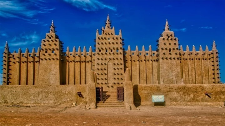 Độc đáo tòa nhà được làm hoàn toàn bằng bùn, trông như lâu đài cát khổng lồ - 2