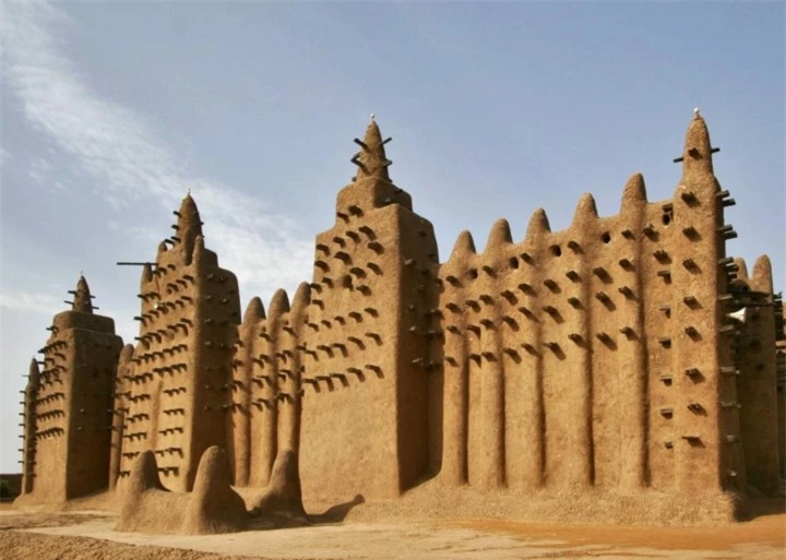 Độc đáo tòa nhà được làm hoàn toàn bằng bùn, trông như lâu đài cát khổng lồ - 4