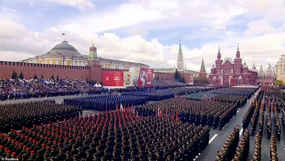 Lễ Duyệt binh Chiến thắng kỷ niệm 77 năm Ngày Chiến thắng phát xít, kết thúc Chiến tranh Vệ quốc Vĩ đại diễn ra tại Quảng trường Đỏ ở trung tâm thủ đô Moscow vào lúc 10h theo giờ địa phương (14h giờ Hà Nội) ngày 9/5. Ảnh: Reuters.
