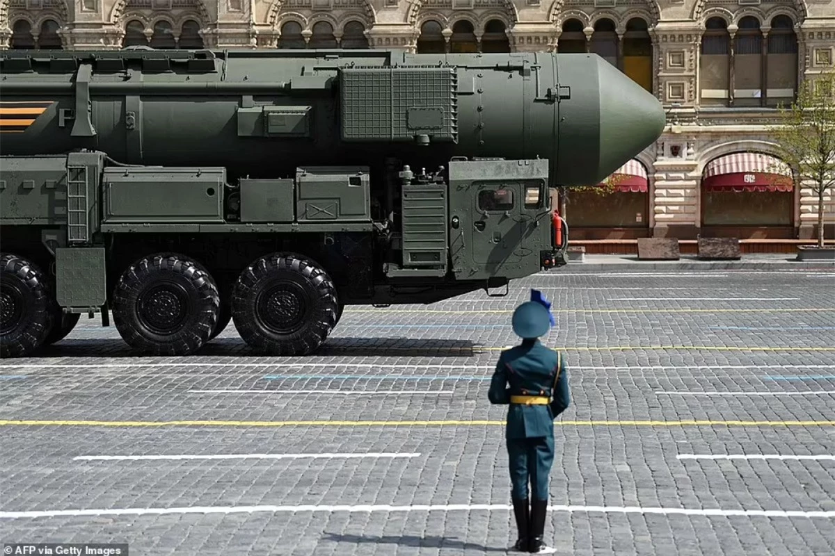 Tên lửađạn đạo liên lục địa (ICBM)RS-24 Yars xuất hiện trên Quảng trường Đỏ. Ảnh: AFP.