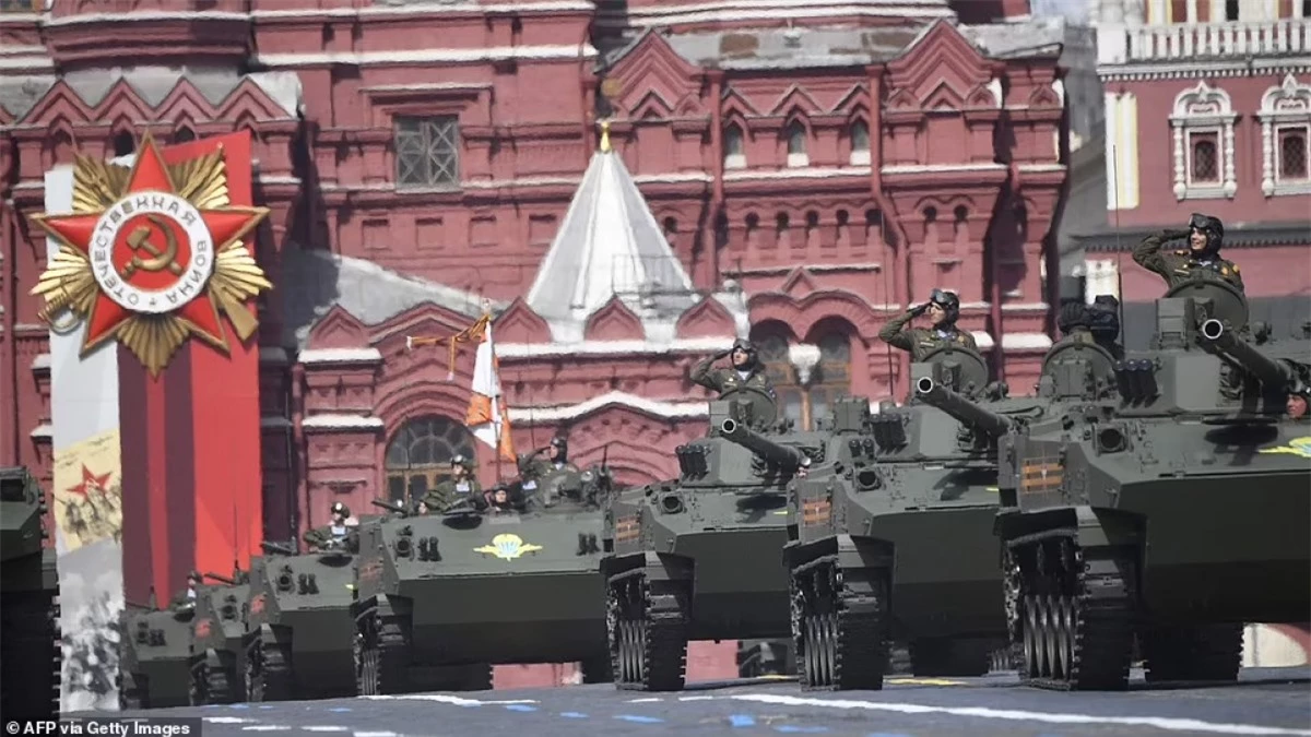 Phương tiện quân sự Nga trên Quảng trường Đỏ. Ảnh: AFP.
