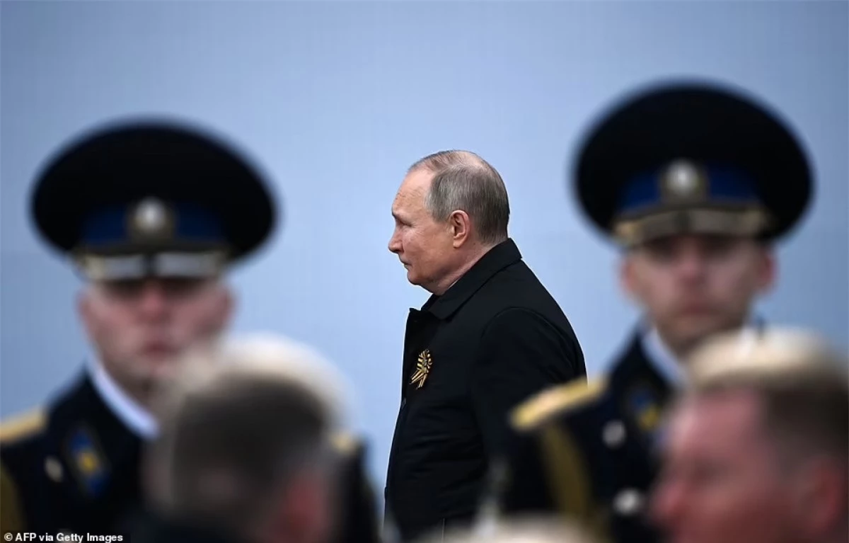 Tổng thống Nga Valdimir Putin tới Quảng trường Đỏ. Ảnh: AFP
