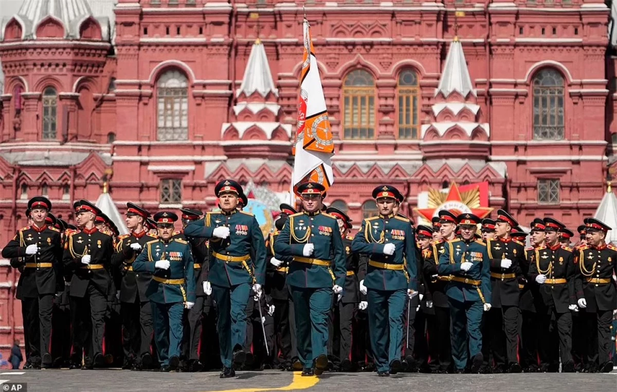 Các khối duyệt binh sau đó sẽ đi lần lượt qua Quảng trường Đỏ, bao gồm đội ngũ của các sỹ quan, hạ sỹ quan, quân nhân và học viên quân sự của các đơn vị quân đội cũng như các lực lượng hành pháp khác của Nga. Ảnh: AP.