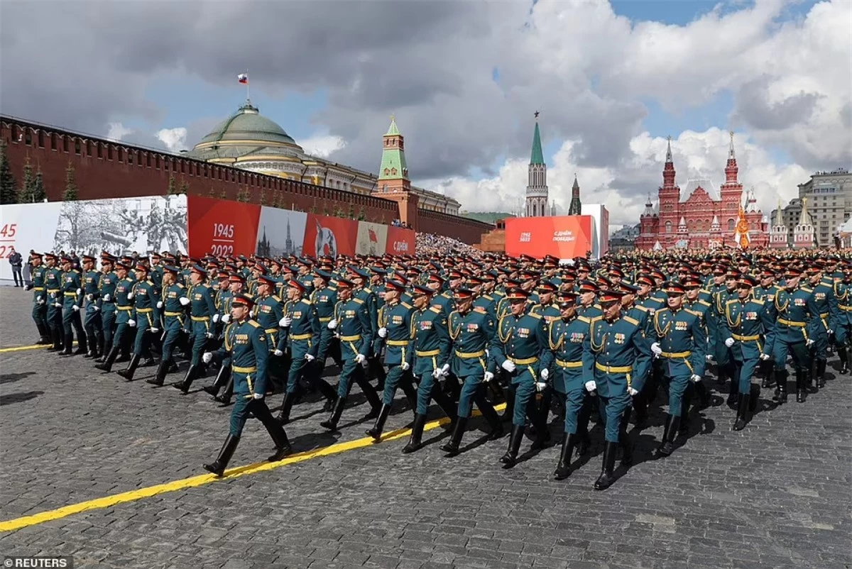 Theo Bộ Quốc phòng Nga, các cuộc diễu binh kỷ niệm 77 năm Chiến thắng trong Chiến tranh Vệ quốc Vĩ đại sẽ được tổ chức tại 28 thành phố của Nga, còn vào 22h tối 9/5, sẽ bắn pháo hoa tại các thành phố. Ảnh: Reuters.