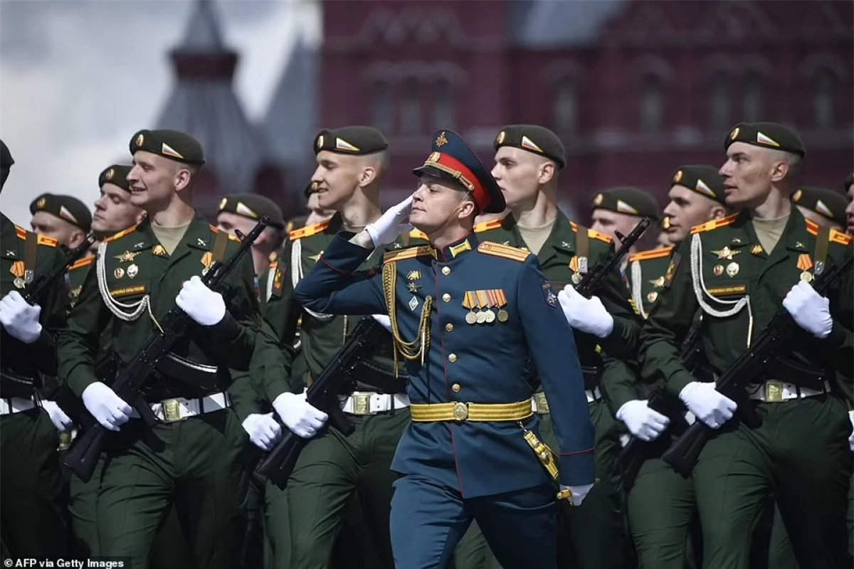 Người phát ngôn Điện Kremlin Dmitry Peskov cho biết, do năm nay không phải là năm kỷ niệm chẵn, nên Nga không mời các nhà lãnh đạo nước ngoài đến dự lễ duyệt binh Chiến thắng. Nhưng các hoạt động kỷ niệm vẫn diễn ra trên khắp đất nước, bởi đây là ngày lễ chính, quan trọng và thiêng liêng đối với người dân Nga. Ảnh: AFP.