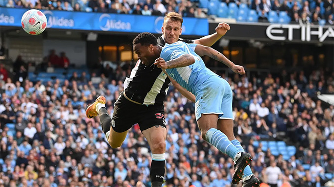 Hủy diệt Newcastle, Man City đòi lại ngôi đầu bảng từ tay Liverpool