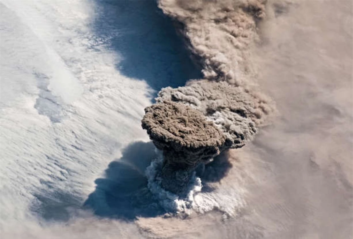 Bức ảnh chụp từ Trạm Vũ trụ Quốc tế (ISS) với một lượng lớn tro bụi bao phủ không gian sau khi Núi lửa Raikoke ở Bắc Thái Bình Dương xảy ra một loạt vụ phun trào.