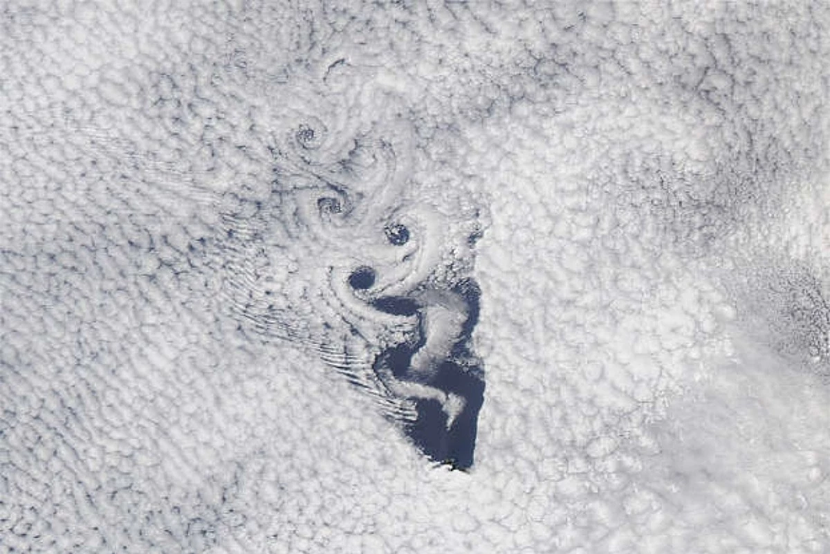 Những đám mây xoắn hình trái tim khi gió thổi trên quần đảo Juan Fernandez ngoài khơi bờ biển Chile, Nam Thái Bình Dương.