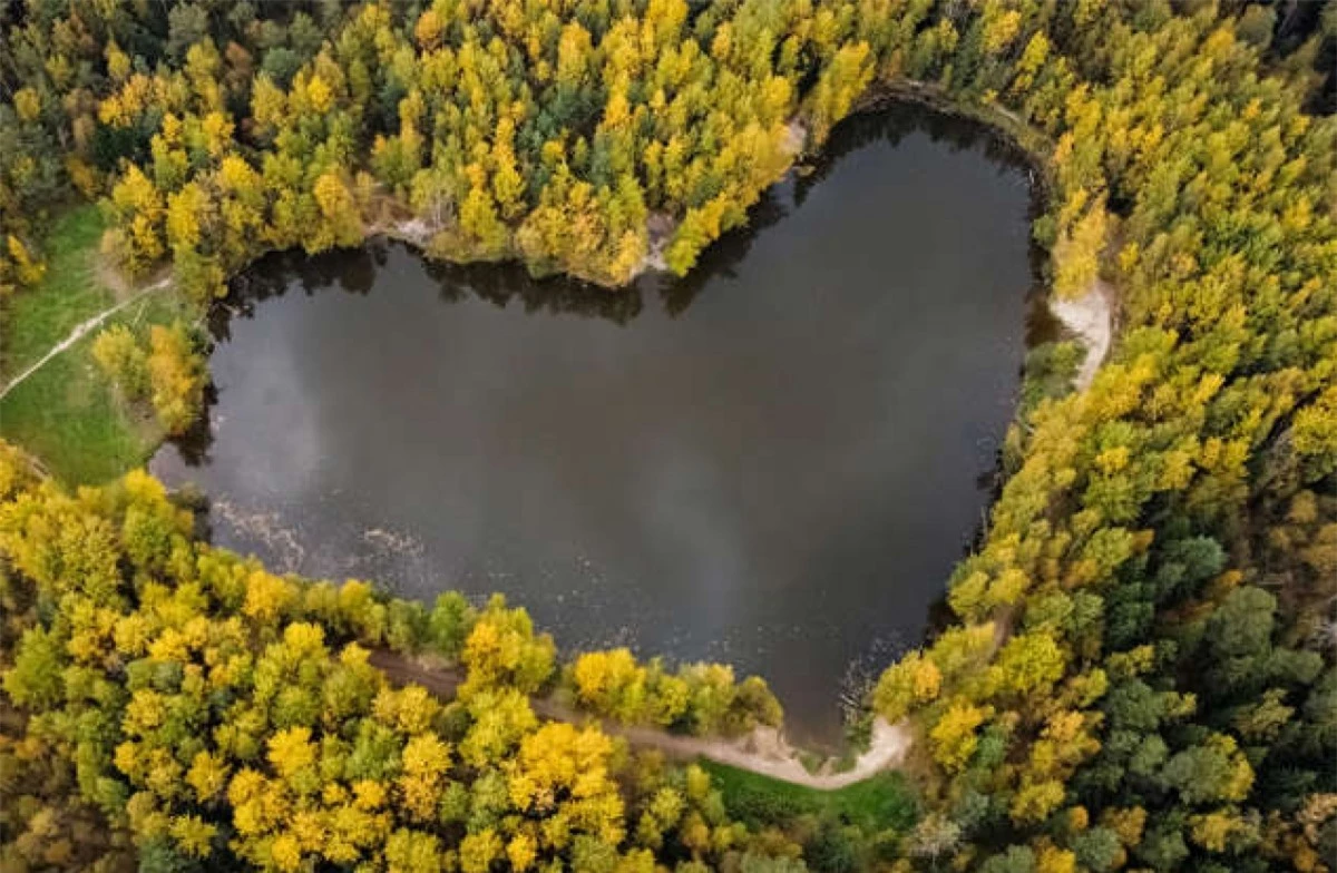Một hồ nước hình trái tim được những bao quanh bởi những hàng cây ở Balashikha, khu vực Moscow, Nga./.