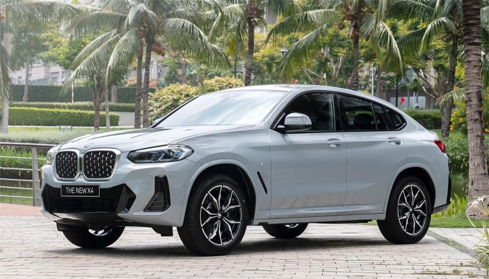 BMW X4 2022 đi kèm gói trang bị M Sport được phân phối chính hãng tại Việt Nam.