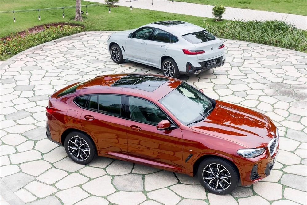 BMW X4 2022 được trang bị sẵn cửa sổ trời toàn cảnh.