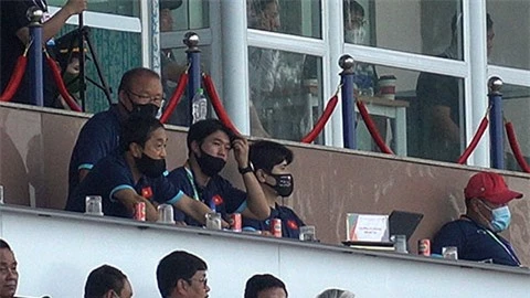 Bất ngờ đổi lịch tập, HLV Park Hang Seo cùng các trợ lý do thám U23 Myanmar 