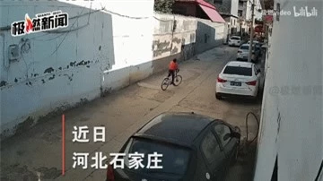 Clip: Vô tình làm xước xe ô tô, hành động sau đó của cậu bé khiến chủ xe không nỡ bắt đền - Ảnh 1.