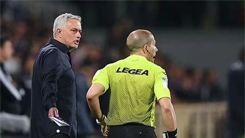 HLV Mourinho chỉ trích trọng tài sau thất bại của Roma