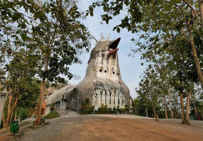 Nhà thờ hình con gà bí ẩn hoang phế đến lạnh người giữa núi rừng 4