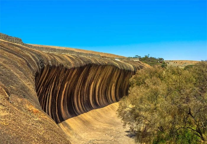 Vách đá ngoạn mục trông như cơn sóng khổng lồ, có niên đại 60 triệu năm 3