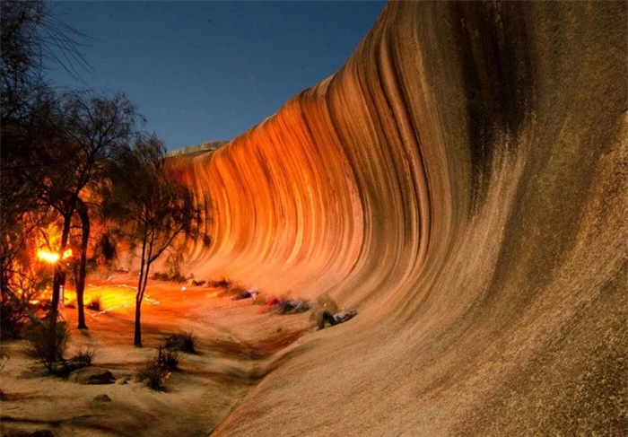 Vách đá ngoạn mục trông như cơn sóng khổng lồ, có niên đại 60 triệu năm 5
