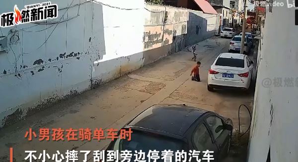 Clip: Vô tình làm xước xe ô tô, hành động sau đó của cậu bé khiến chủ xe không nỡ bắt đền
