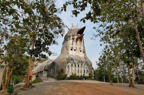 Nhà thờ hình con gà bí ẩn hoang phế đến lạnh người giữa núi rừng