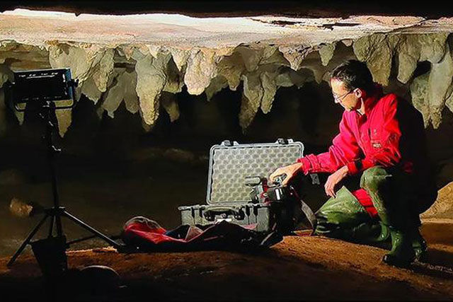 Quét vách hang động, "báu vật ngàn năm" hiện ra như bóng ma