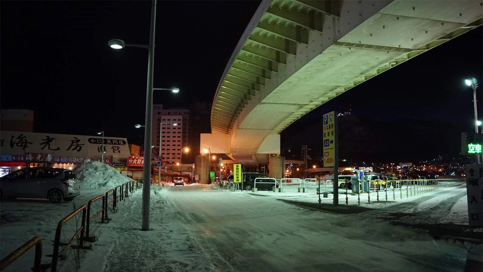 Thì ra đây là &quot;xứ sở mùa đông&quot; Hokkaido, nơi tuyết trắng gặp biển xanh: Chỉ nhìn ảnh đã thấy đẹp tới choáng ngợp - Ảnh 1.