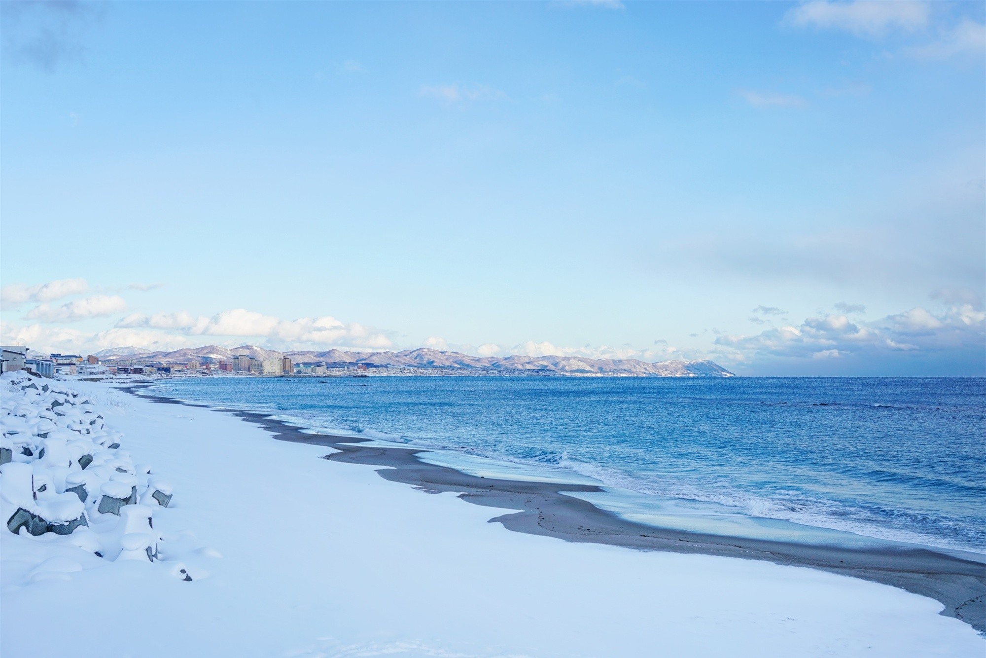 Thì ra đây là &quot;xứ sở mùa đông&quot; Hokkaido, nơi tuyết trắng gặp biển xanh: Chỉ nhìn ảnh đã thấy đẹp tới choáng ngợp - Ảnh 10.