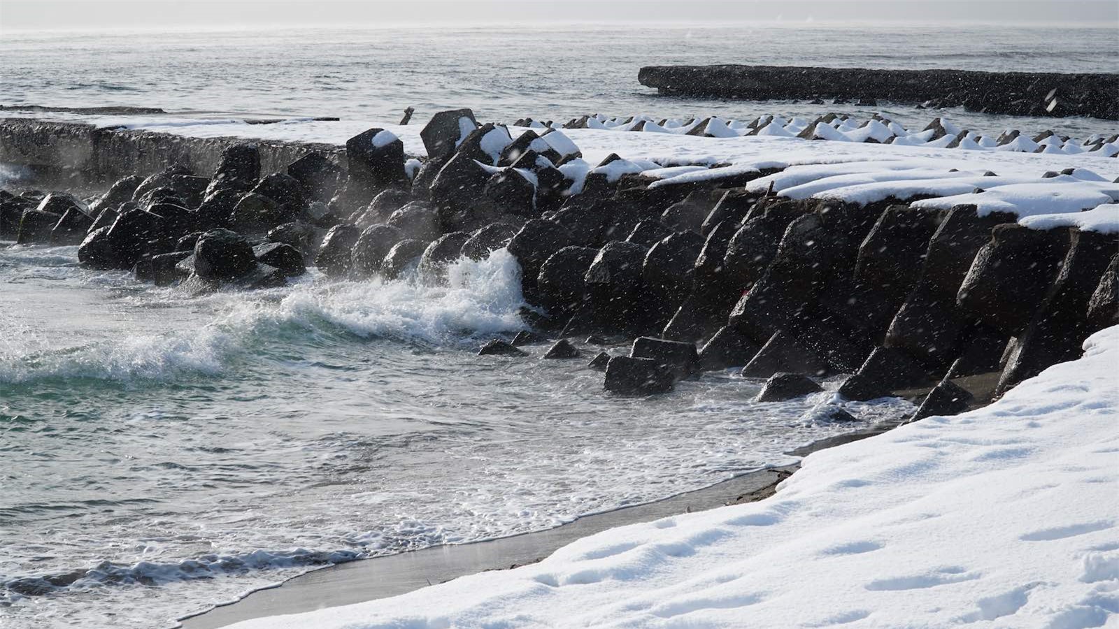 Thì ra đây là &quot;xứ sở mùa đông&quot; Hokkaido, nơi tuyết trắng gặp biển xanh: Chỉ nhìn ảnh đã thấy đẹp tới choáng ngợp - Ảnh 11.