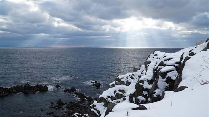 Thì ra đây là &quot;xứ sở mùa đông&quot; Hokkaido, nơi tuyết trắng gặp biển xanh: Chỉ nhìn ảnh đã thấy đẹp tới choáng ngợp - Ảnh 12.