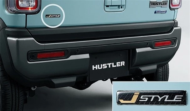 Logo J Style trên cửa cốp của Suzuki Hustler J Style II 2023