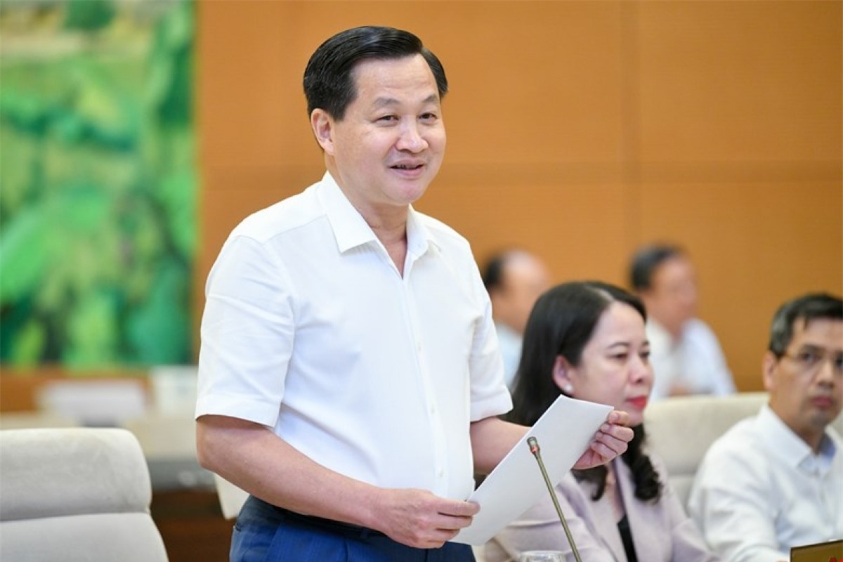 Phó Thủ tướng Lê Minh Khái báo cáo giải trình tại phiên làm việc sáng 11/5. Ảnh: Quốc hội