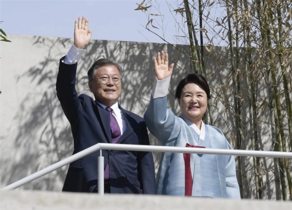 Cựu Tổng thống Moon Jae-in (trái) và phu nhân Kim Jung-sook vẫy tay chào những người ủng hộ khi về đến Yangsan, cách Seoul 420 km về phía Đông Nam, hôm 10/5. Ảnh: Yonhap