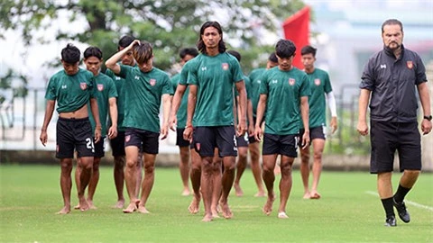 Đội hình chính U23 Myanmar tập luyện bằng chân đất trước ngày đấu U23 Việt Nam