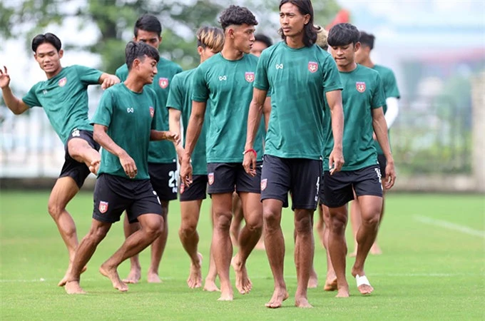 Dù mới có chiến thắng quan trọng trước U23 Philippines nhưng tinh thần của U23 Myanmar không quá phấn khích. Nhận thấy buổi tập khá trầm, ông Popov đã yêu cầu các học trò cười đùa, trò chuyện nhiều hơn để tạo sự thoải mái 