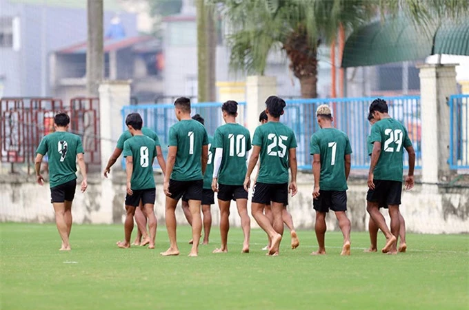 Điều đặc biệt nhất ở buổi tập chiều ngày 11/5 là việc các cầu thủ U23 Myanmar đi chân đất để thả lỏng. Đây là sự khác biệt hoàn toàn so với những buổi tập thả lỏng thông thường của các đội bóng khác 