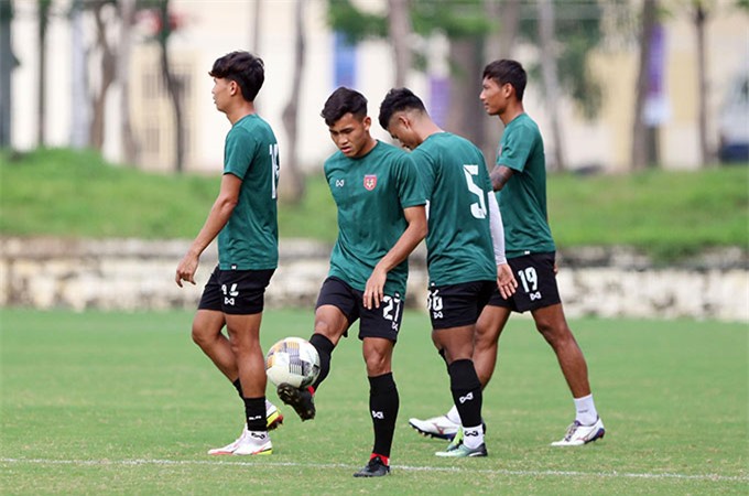 Buổi tập của U23 Myanmar chỉ diễn ra trong khoảng 1 giờ. Đội quân của HLV Popov sẽ có thêm 1 buổi tập nữa trước khi đối đầu với U23 Việt Nam vào ngày 13/5 tới 