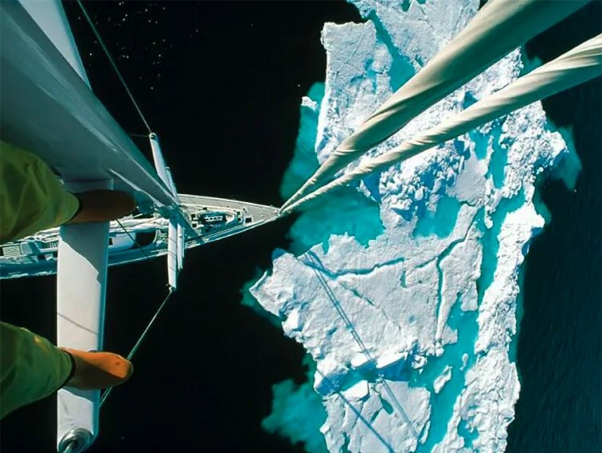 Tiếp cận một tảng băng trôi ở Bắc Cực.