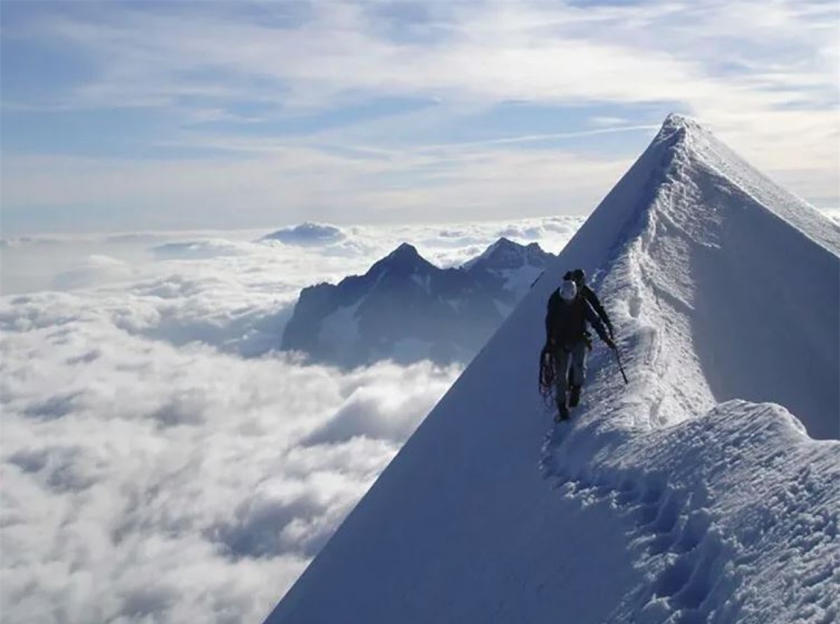 Chỉ cần đi sai một bước, không biết điều gì sẽ xảy ra? Trong ảnh là sống núi Eiger, một ngọn núi cao 3.970 mét thuộc dãy Alps Berne, Thụy Sĩ.