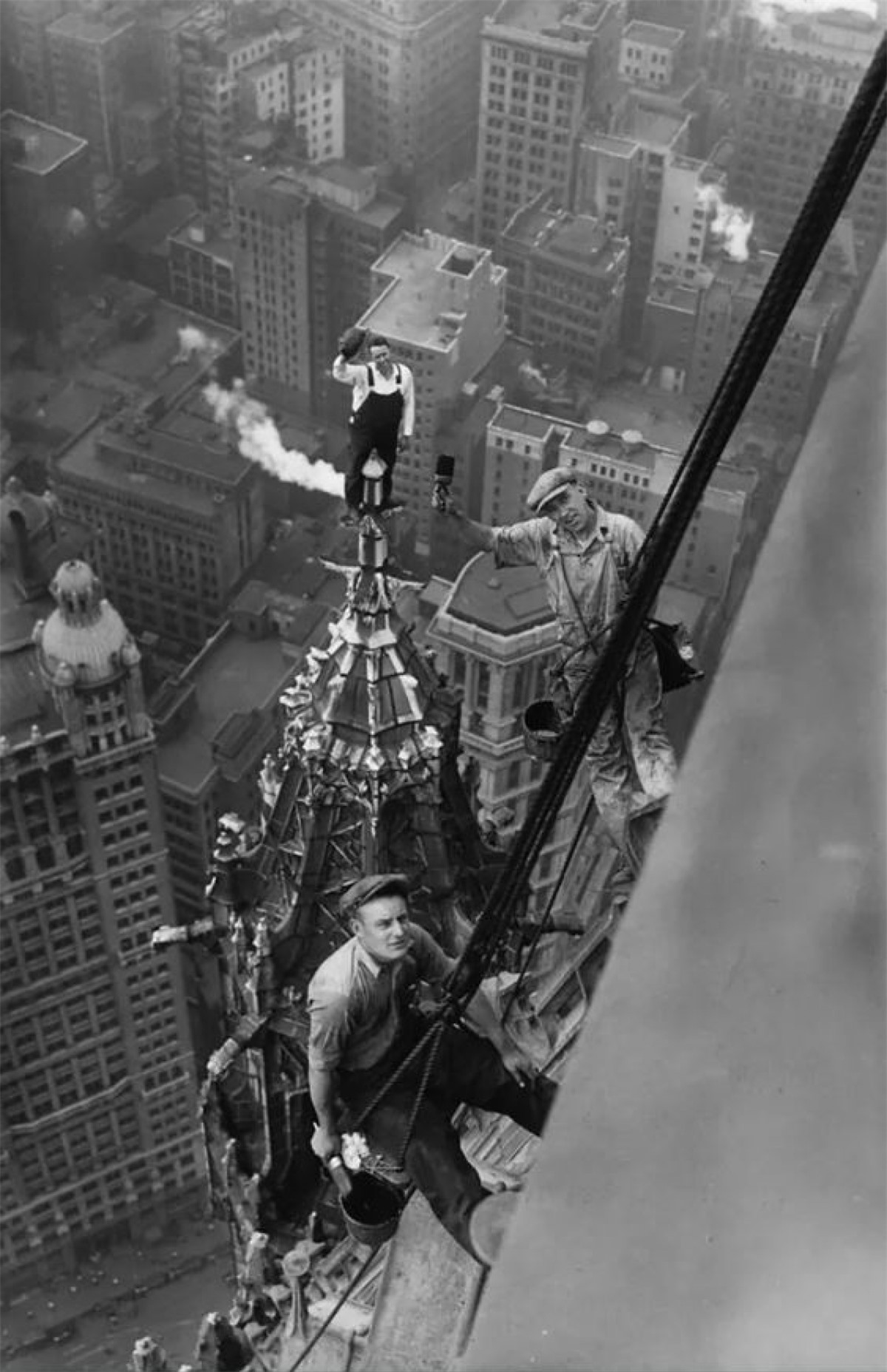 Các thợ sơn đang làm việc ở tòa nhà cao nhất thế giới - Tòa Woolworth ở New York, Mỹ năm 1926.